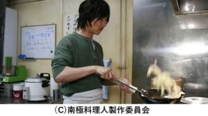 料理を作る男性